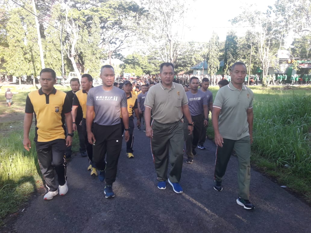Merawat Kebersamaan, TNI Polri Jalan Sehat Semarakkan HUT TNI ke 77