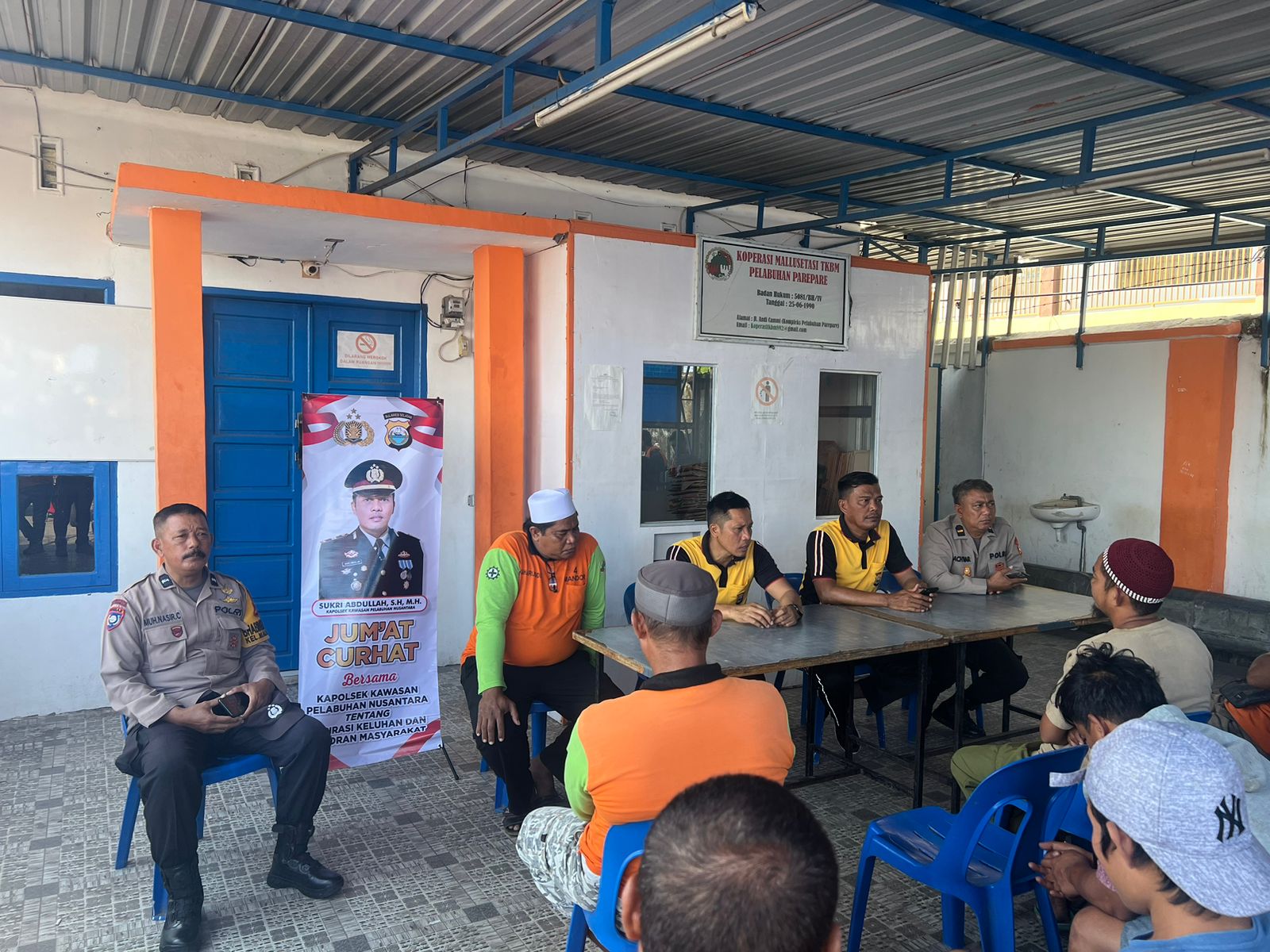 Kapolsek Pelabuhan memimpin Jumat Curhat bersama warga di sekitar Kawasan Pelabuhan Nusantara Parepare