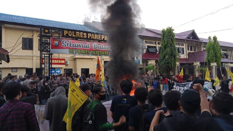 Mahasiswa Tuntut Polres Parepare Tuntaskan Kasus Korupsi Dana Dinkes