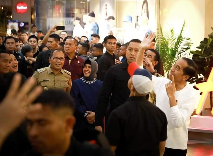 Jokowi Diserbu Foto Selfi Warga di MaRi Makassar