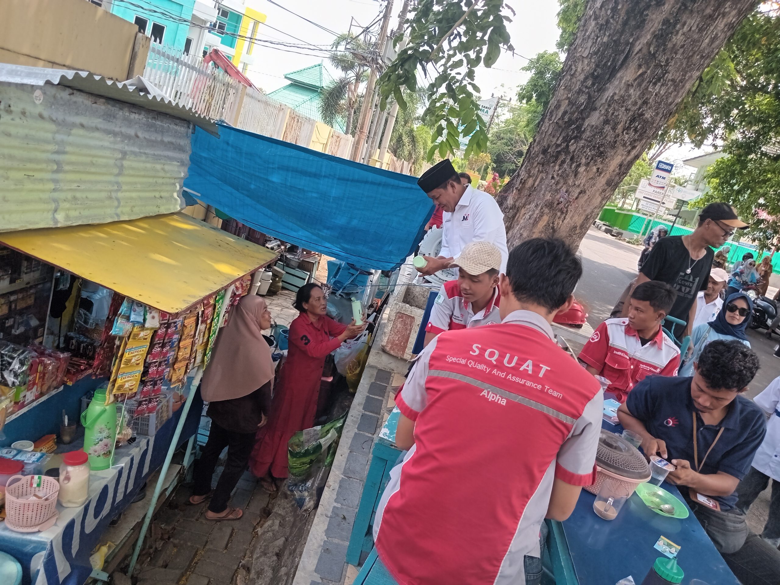 Ir Muhammad Zaini membagikan Tumbler kepada warga disela kampanye blusukannya di Kelurahan Mallusetasi 
