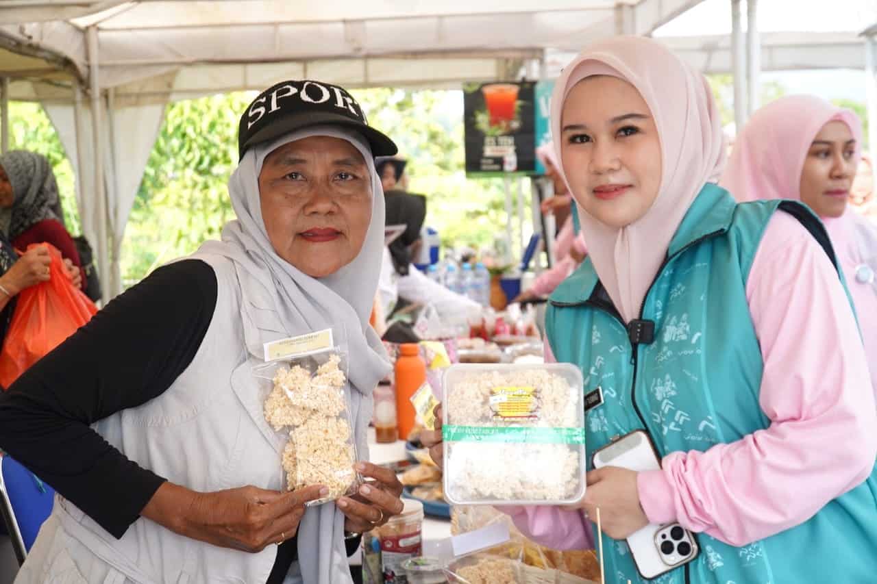 Andi Arfiah Tasming mengunjungi tani smart