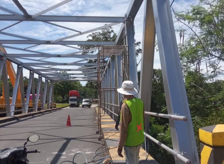 Warga soroti pekerja pengecatan jembatan Bojo Baru tak beretika