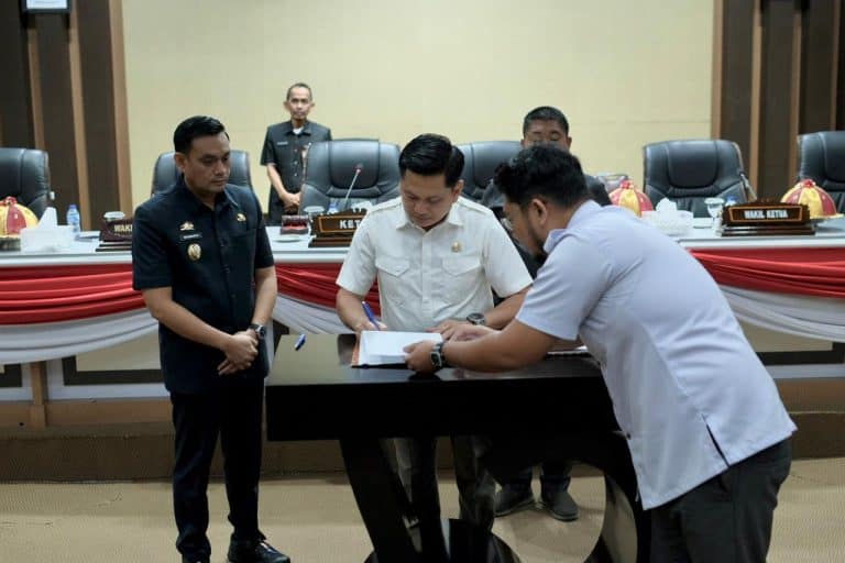 Penandatanganan kesepakatan KUA-PPAS Kota Parepare oleh Walikota diwakili Wakil Walikota Parepare bersama Ketua DPRD Parepare
