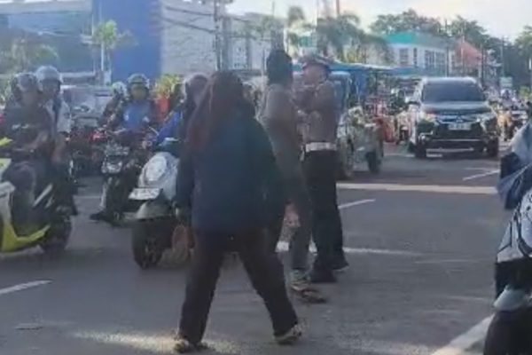 Warga mengamuk ditegur polisi