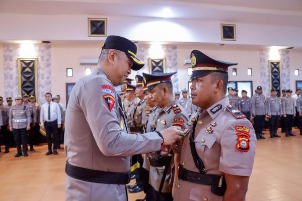 Kapolres Pinrang AKBP Edy Sabhara melantik para pejabat utama serta Kapolsek jajaran Polres Pinrang