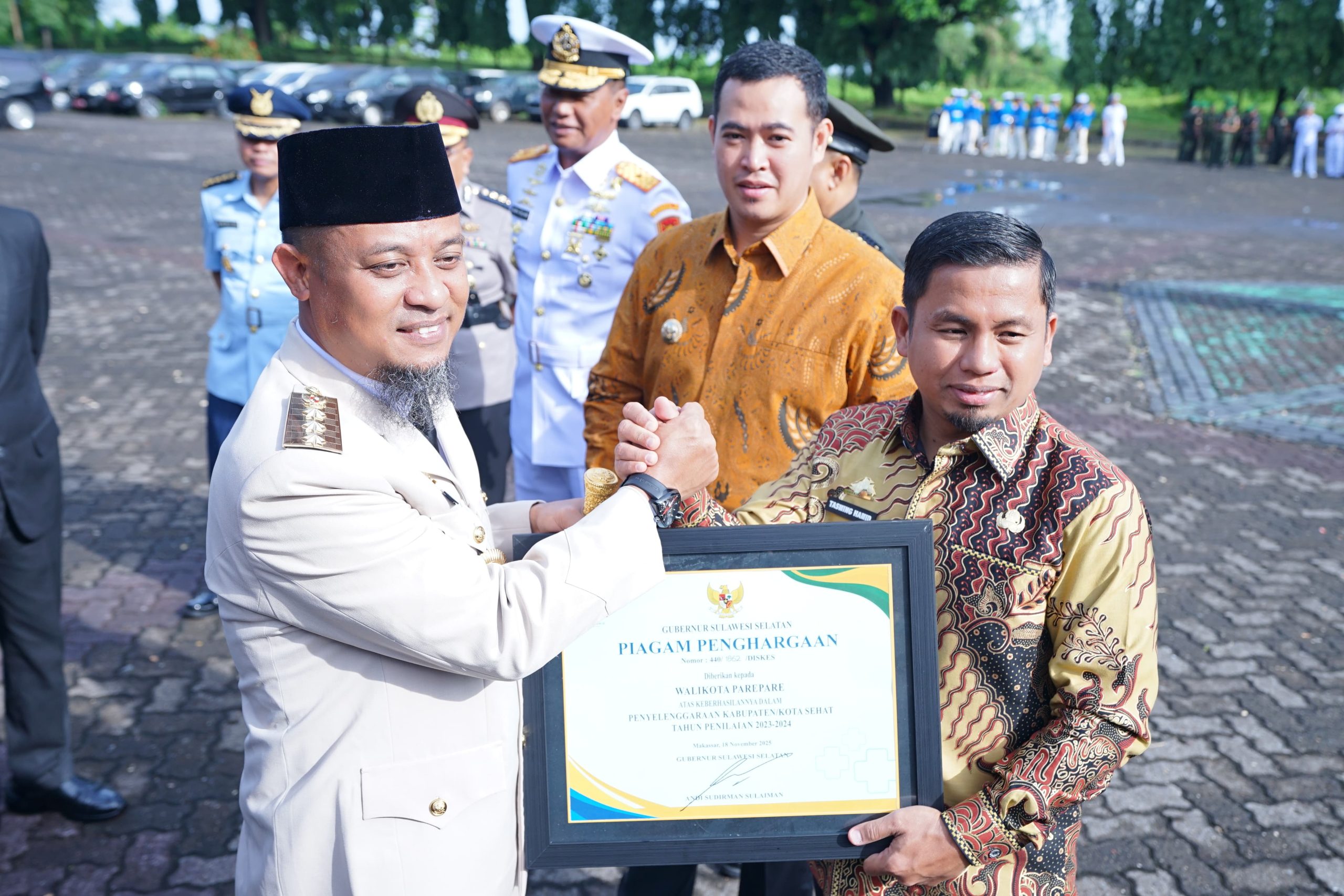 Walikota Parepare Menerima Penghargaan Kota Sehat dari Gubernur Sulsel