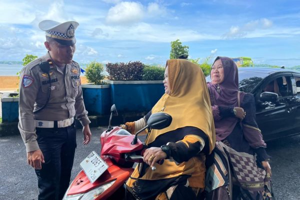 Polisi Mencegat Pengendara Yang Tidak Menggunakan Helm Pada Operasi Zebra Pallawa 2025