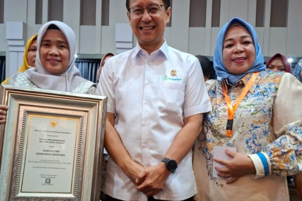 Wakil Bupati Sidrap, Nurkanaah didampingi Kabid Kesehatan Masyarakat Dinas Kesehatan Sidrap Hj. Mu’minah Menerima Penghargaan Kabupaten Sehat