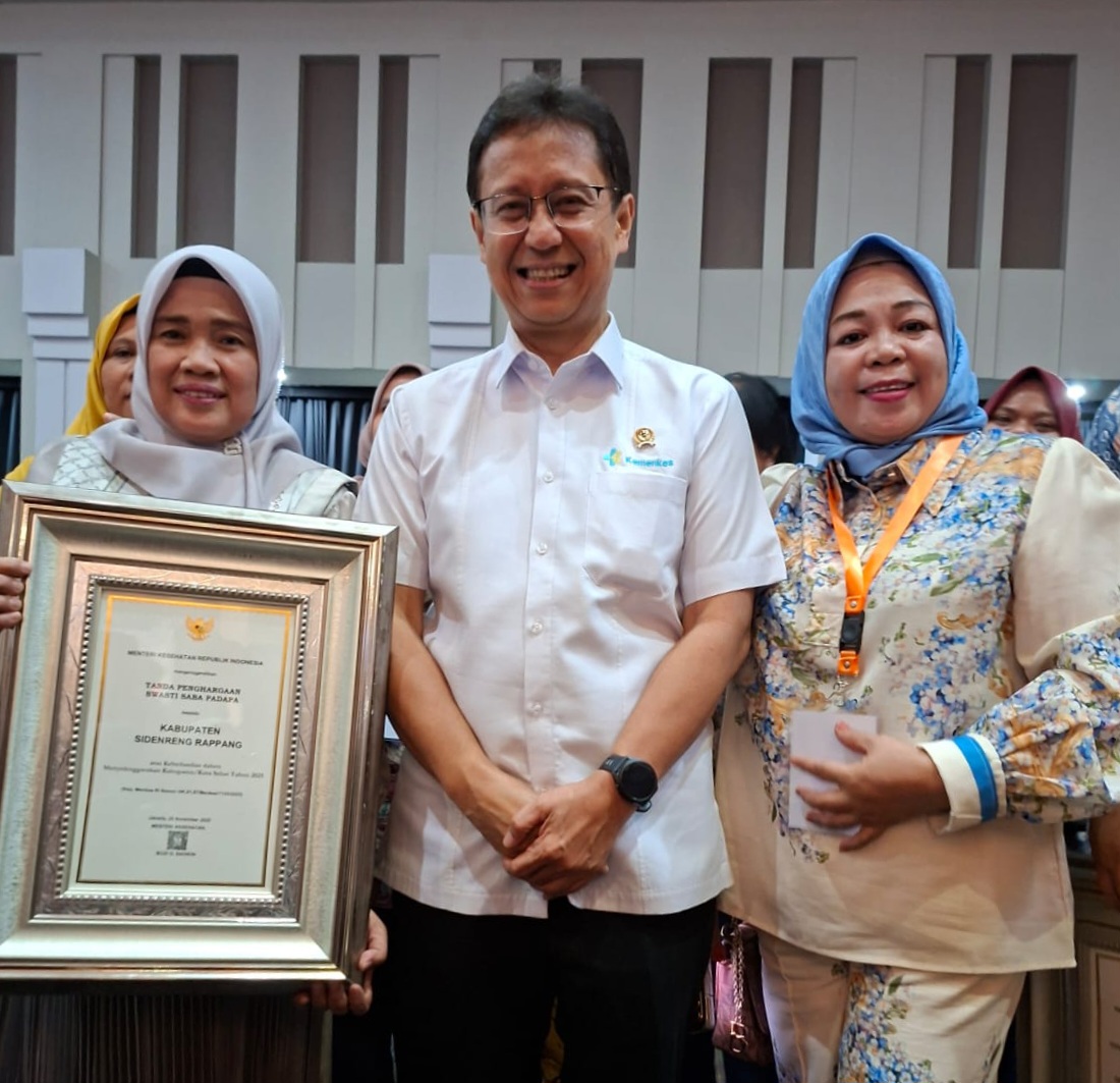 Wakil Bupati Sidrap, Nurkanaah didampingi Kabid Kesehatan Masyarakat Dinas Kesehatan Sidrap Hj. Mu’minah Menerima Penghargaan Kabupaten Sehat