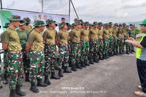 Pemkot Parepare bersama Brigif 11 Badik Sakti, PGRI dan FKH Berkolaborasi Hijaukan Pantai Cempae