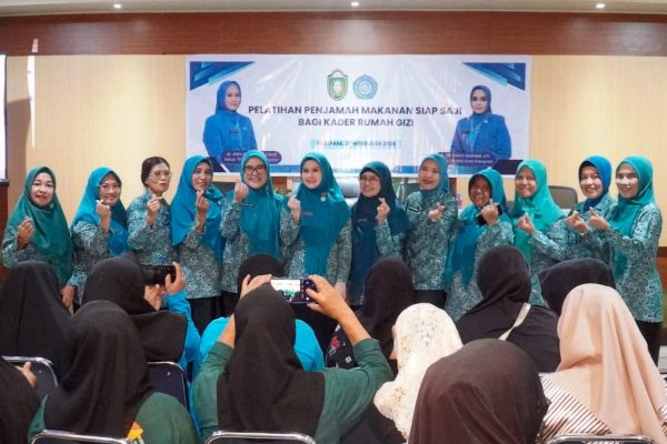 Ketua Tim Penggerak PKK Kota Parepare, Dr. Andi Arfiah Tasming, resmi membuka pelatihan penjamah makanan siap saji bagi para kader rumah gizi