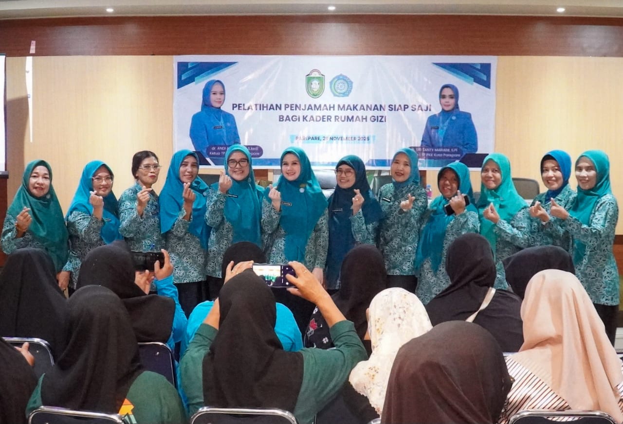 Ketua Tim Penggerak PKK Kota Parepare, Dr. Andi Arfiah Tasming, resmi membuka pelatihan penjamah makanan siap saji bagi para kader rumah gizi