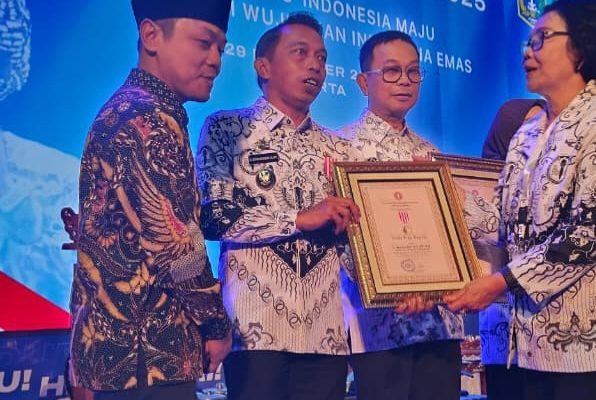 Bupati Sidenreng Rappang, Syaharuddin Alrif, menerima Anugerah Dwija Praja Nugraha pada Puncak Peringatan HUT ke-80 PGRI dan Hari Guru Nasional 2025 di Britama Arena