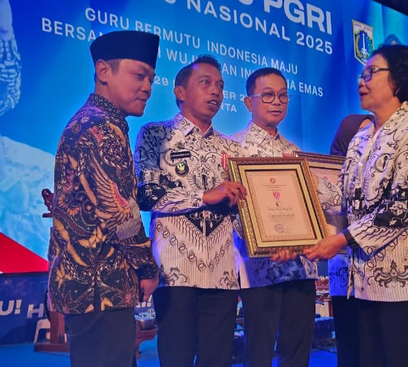 Bupati Sidenreng Rappang, Syaharuddin Alrif, menerima Anugerah Dwija Praja Nugraha pada Puncak Peringatan HUT ke-80 PGRI dan Hari Guru Nasional 2025 di Britama Arena
