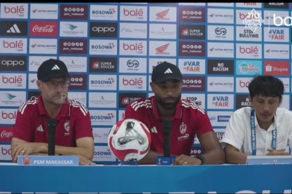 Pelatih PSM Makassar Thomas Trucha Konferensi Pers Didepan Wartawan