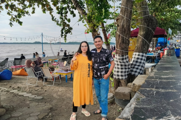 Pengunjung berfoto dengan latar PantaiKu Kota Parepare yang jadi ikon wisata baru