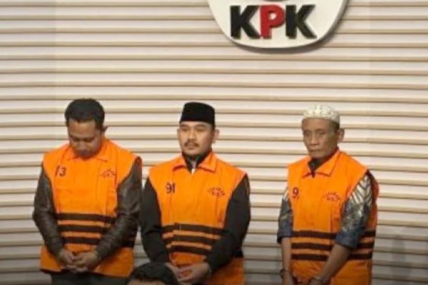 Bupati Bekasi Ade Kuswara Kunang bersama ayahnya HM Kunang dan seorang pihak swasta resmi ditahan oleh KPK