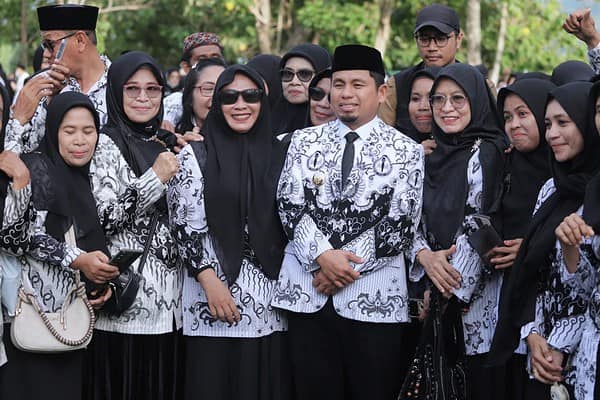 Walikota Parepare Tasming Hamid berfoto dengan para guru usai Peringatan HUT PGRI