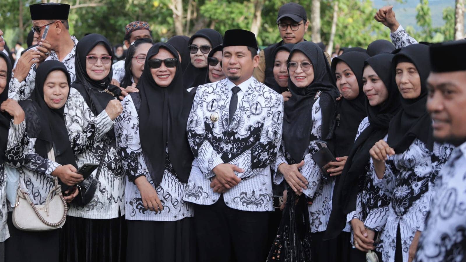 Walikota Parepare Tasming Hamid berfoto dengan para guru usai Peringatan HUT PGRI