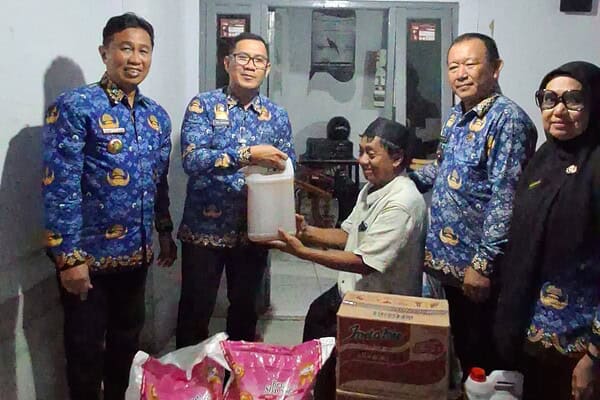 Sekda Parepare Amarun Agung Hamka bersama Kepala Dinas Sosial menyerahkan paket sembako kepada lansia sebagai bentuk perhatian pemerintah