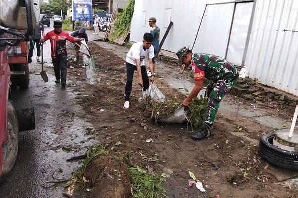 Babinsa Soreang Kerja Bakti bersihkan kawasan Kelurahan Ujung Lare