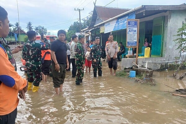 Dandim Parepare Letkol Kav S. Simanjuntak, S.I.P Meninjau Titik Banjir di Desa Lalabata Tanete Rilau