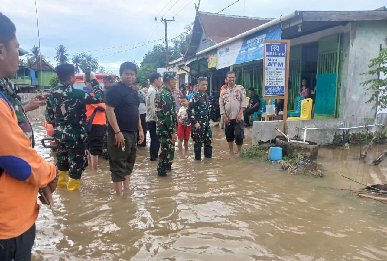 Dandim Parepare Letkol Kav S. Simanjuntak, S.I.P Meninjau Titik Banjir di Desa Lalabata Tanete Rilau