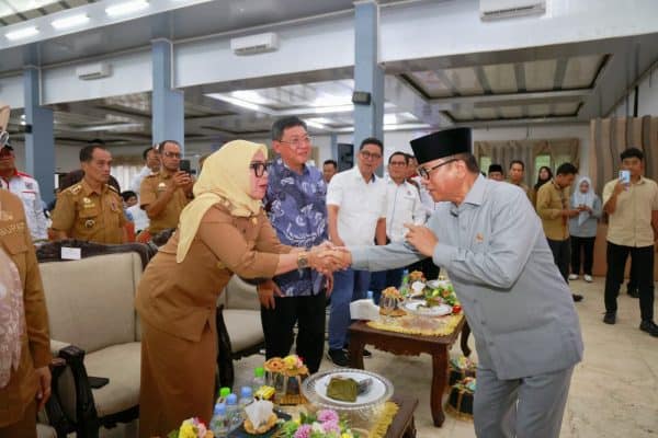 Bupati Barru Andi Ina Kartika Sari menerima penghargaan Menteri Desa dan Pembangunan Daerah Tertinggal Yandri Susanto