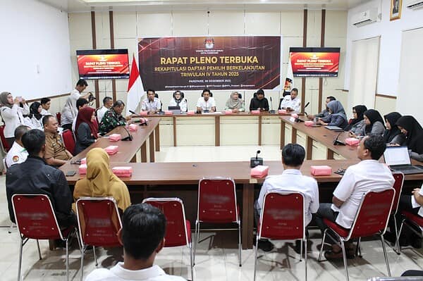 Ketua KPU Parepare Muh Awal Yanto membuka kegiatan rapat pleno rekapitulasi daftar pemilih berkelanjutan