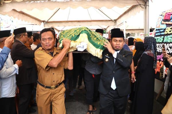Walikota Parepare Tasming Hamid turut mengangkat keranda almarhum H. Syamsul Latanro