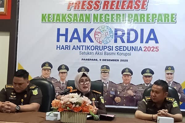 Kepala Kejaksaan Negeri Parepare Darfiah SH MH didampingi Kasie Intel dan Kasie Datun pada press release capaian kinerja dalam rangka Hari Anti Korupsi (Hakordia) 2025