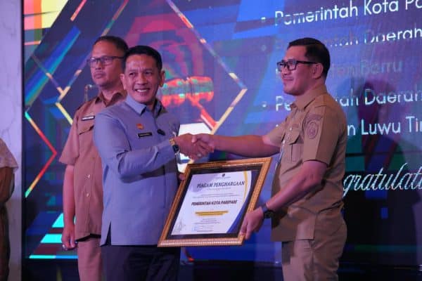 Sekretaris Daerah Kota Parepare, Amarun Agung Hamka, menerima langsung penghargaan dari Kanwil Kemenkumham Sulsel