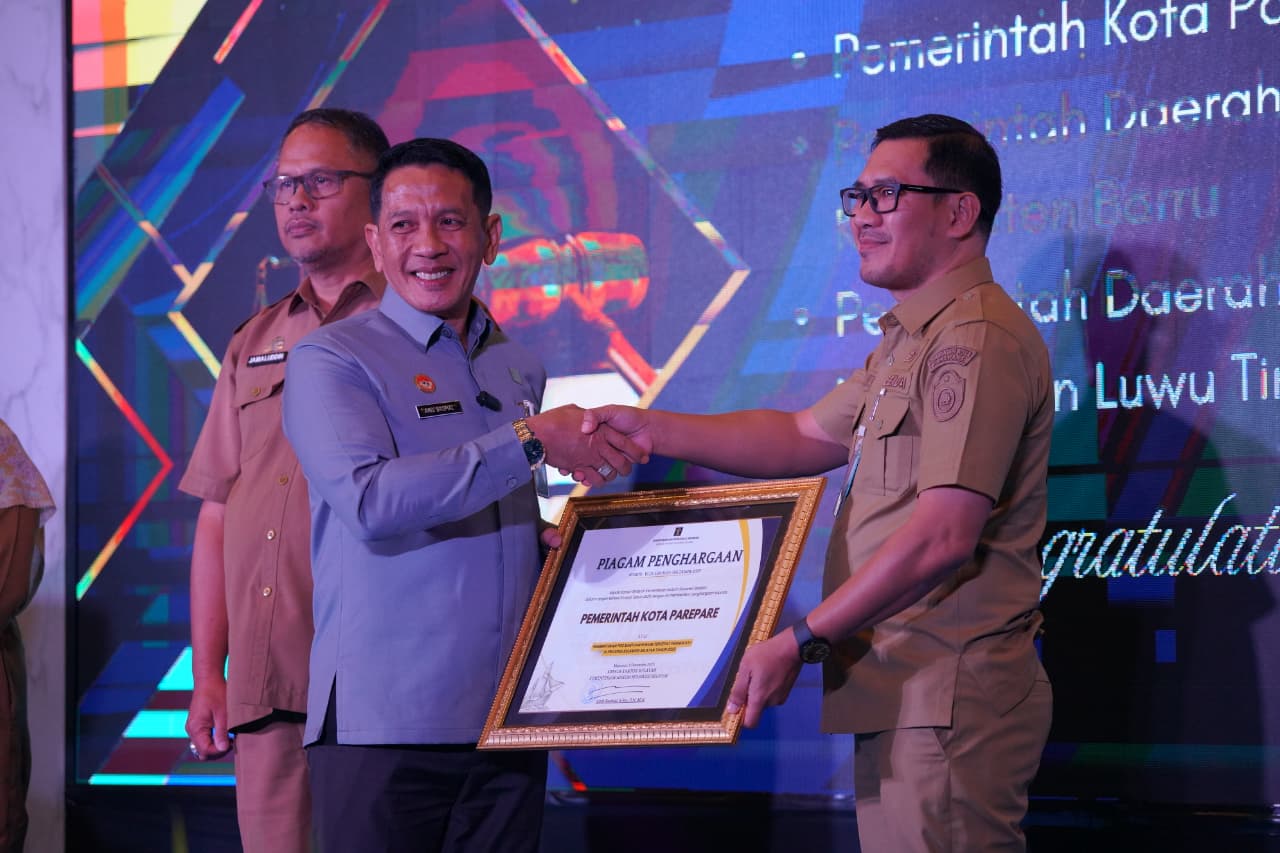 Sekretaris Daerah Kota Parepare, Amarun Agung Hamka, menerima langsung penghargaan dari Kanwil Kemenkumham Sulsel