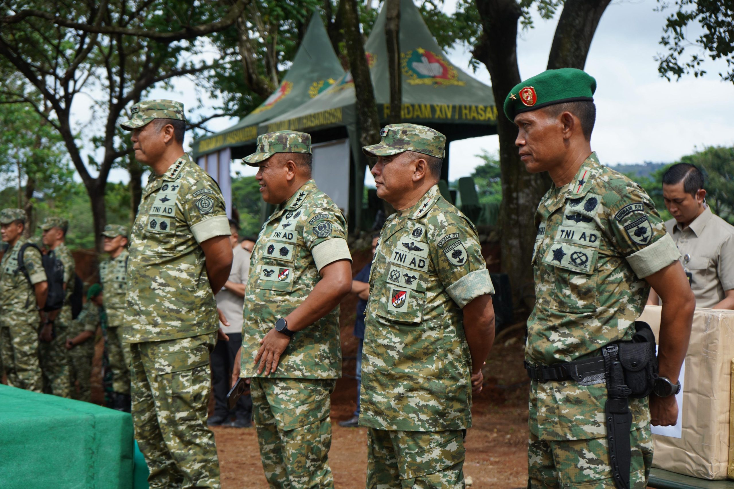 Menteri Pertahanan RI Sjafrie Sjamsuddin disambut pangdam Hasanuddin di Makassar
