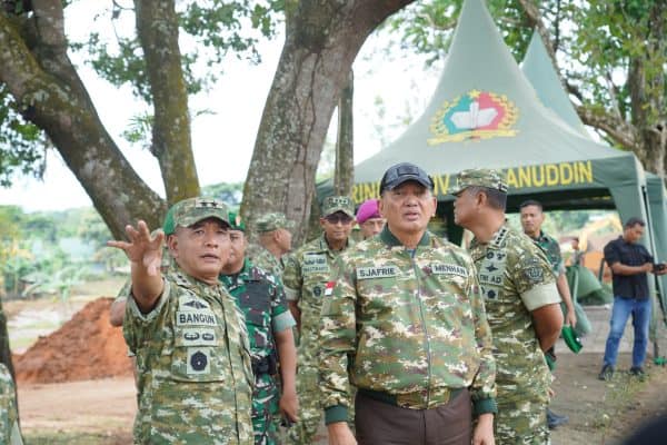Pangdam XIV/Hasanuddin Mayjen TNI Bangun Nawoko mendampingi Kunjungan Kerja Menteri Pertahanan RI Jenderal TNI (Purn) Dr. Sjafrie Sjamsoeddin, M.B.A., bersama rombongan di Kota Makassar