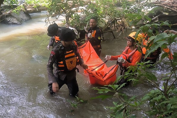 Tim SAR Gabungan evakuasi korban hanyut di sungai Kamarie Sidrap