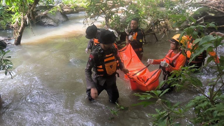Tim SAR Gabungan evakuasi korban hanyut di sungai Kamarie Sidrap