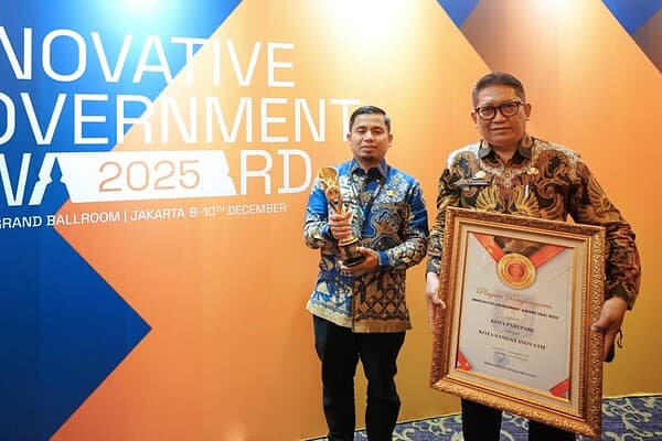 Wali Kota Parepare, Tasming Hamid menerima penghargaan kota inovatif