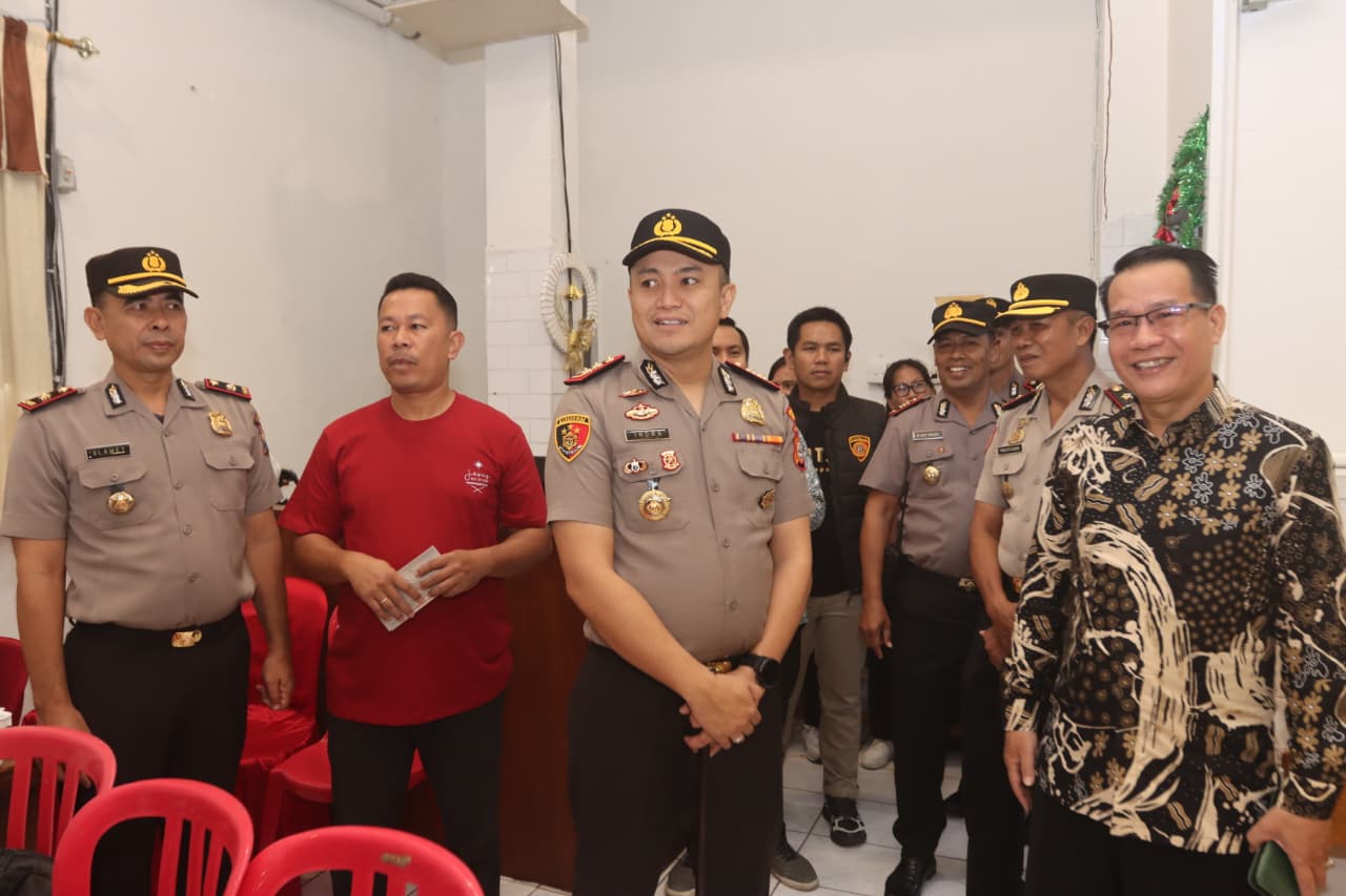 Kapolres Parepare AKBP Indra Waspada Yudha meninjau situasi pengamanan di gereja jelang Natal dan Tahun Baru
