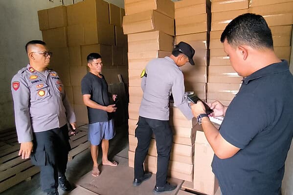 Polisi menggerebek gudang diduga berisi ratusan ribu rokok Ilegal