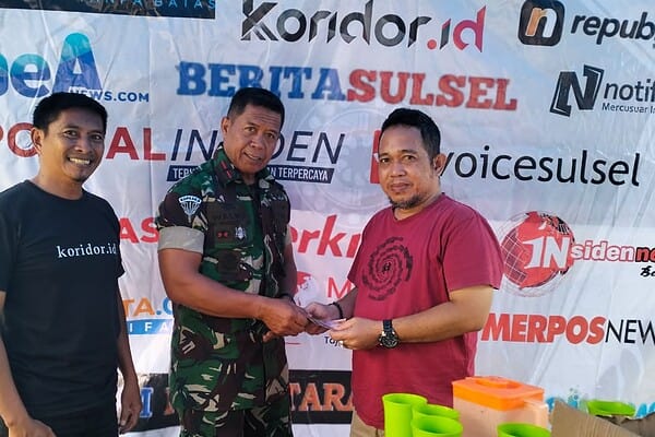 Danpos TNI AL Letda Walno bersama Ketua PWI Parepare Fatahuddin menerima bantuan dari seorang donatur di Posko Bantuan Bencana Kantor PWI Parepare