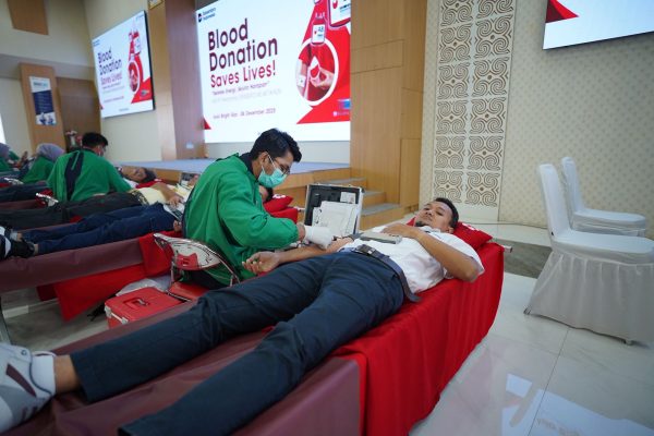 Donor darah para mitra dan pekerja PT Pertamina Patra Niaga Sulawesi dalam rangka memperingati HUT Pertamina ke 68