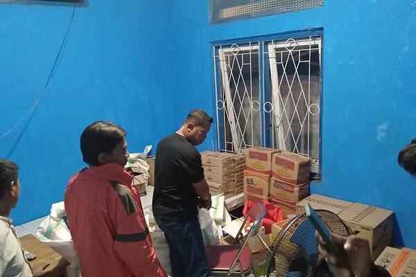 Dan Pos AL Letda Walno bersama rekan jurnalis memeriksa kesiapan pengiriman barang di kantor PWI Parepare