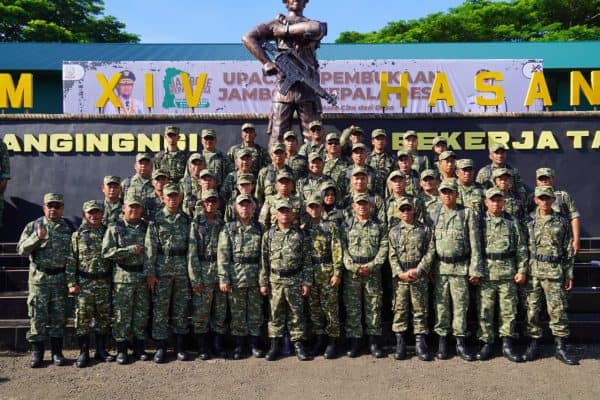 Apel Pembukaan Jambore Kepala Desa Tingkat Provinsi Sulawesi Selatan Tahun 2025 di Rindam XIV Hasanuddin, Pakkato, Kabupaten Gowa