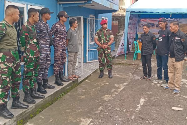 Letda Laut Walno memimpin apel pelepasan bantuan donasi dari masyarakat kota Parepare untuk korban bencana Aceh dan Sumatera