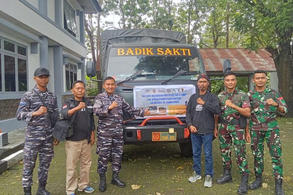 Dansatrol Letkol Laut Roni menerima bantuan donasi dari warga Kota Parepare di Markas Komando Angkatan Laut di Makassar