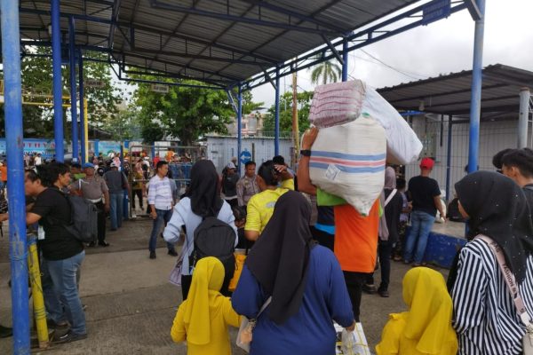 Ribuan penumpang turun dari kapal di Pelabuhan Nusantara Parepare jelang Nataru