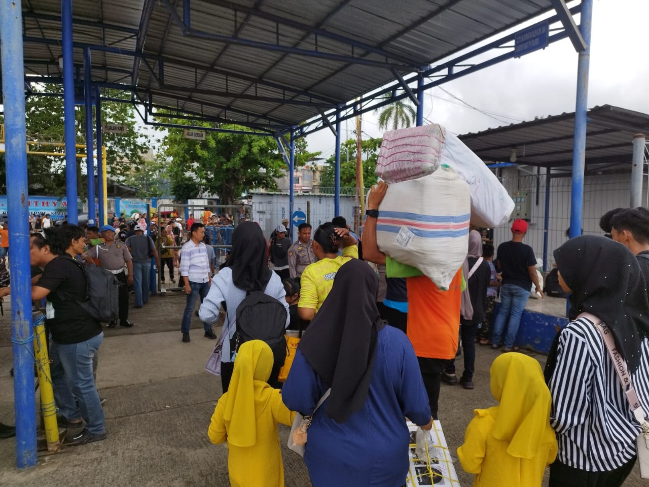 Ribuan penumpang turun dari kapal di Pelabuhan Nusantara Parepare jelang Nataru