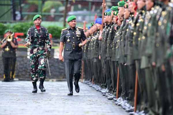 Pangdam XIV/Hasanuddin Mayjen TNI Bangun Nawoko bertindak selaku Inspektur Upacara (Irup) pada peringatan Hari Juang TNI Angkatan Darat
